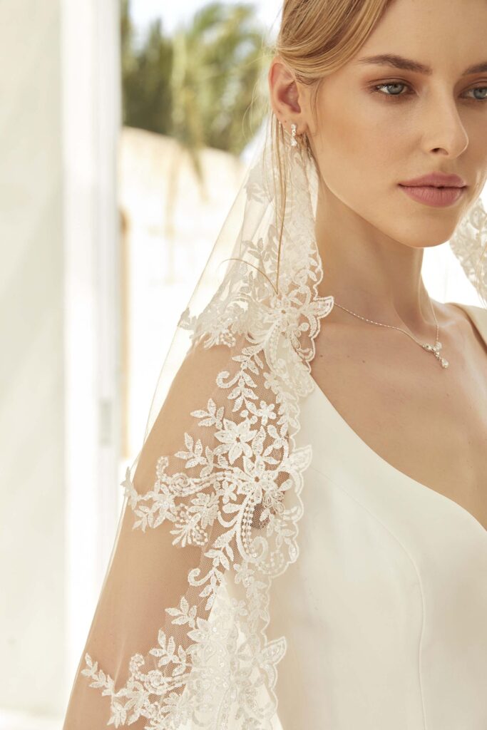 De zoektocht naar de perfecte trouwjurk is voor veel bruiden een van de meest bijzondere en opwindende momenten tijdens de voorbereidingen op hun grote dag. Bij Wedding Wonderland begrijpen we dat elke bruid uniek is en haar eigen stijl wil laten schitteren. Daarom houden we de nieuwste trends in bruidsmode nauwlettend in de gaten, zodat jij de jurk vindt die perfect bij jou past. In dit uitgebreide artikel nemen we je mee door de meest inspirerende bruidsmode trends en geven we je tips over hoe je deze stijlen kunt integreren in jouw droomjurk.