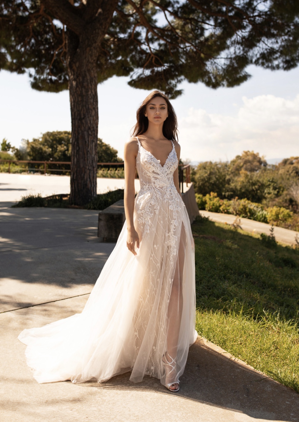 blush Pronovias met open rug - Wonderland